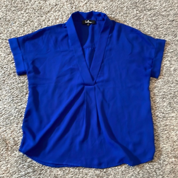 LULUS Blue Flowy Dolman Short Sleeve Blouse Plunging V Neck Blouse. Size Medium. - Picture 1 of 4